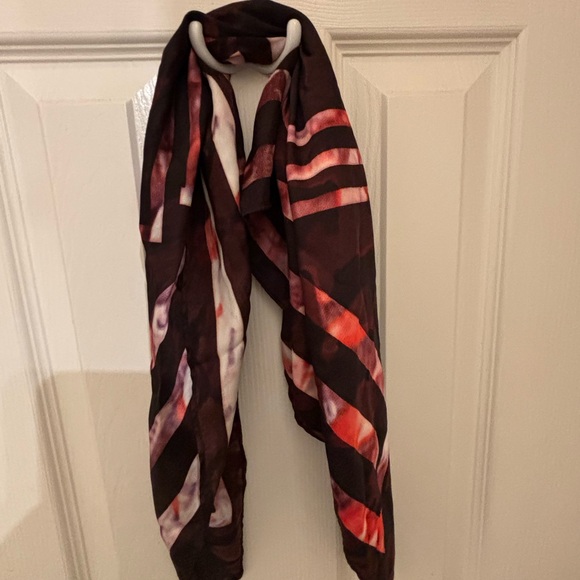 Soft and silky women's neck scarf - Picture 4 of 6